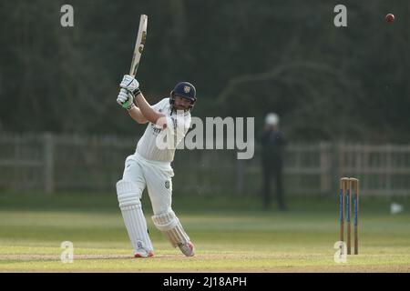 DURHAM CITY, REGNO UNITO. MAR 23rd ben Raine di Durham si schiaccia durante la partita MCC University tra Durham UCCE e Durham County Cricket Club all'ippodromo di Durham City mercoledì 23rd marzo 2022. (Credit: Will Matthews | MI News) Credit: MI News & Sport /Alamy Live News Foto Stock