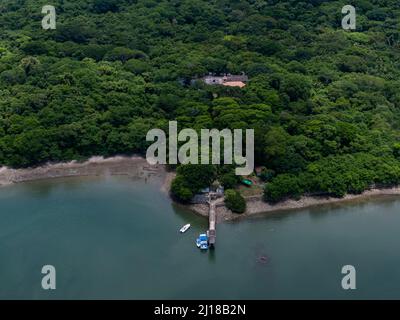 Splendida vista sul molo del parco nazionale di San Lucas - Chiesa e rovine - in Costa Rica Foto Stock