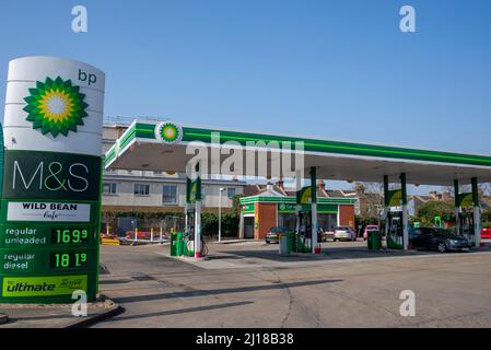Stazione di benzina BP con prezzi elevati e gonfiati durante il periodo di guerra in Ucraina. Il giorno della primavera bilancio di dichiarazione con chiamate per ridurre il dovere. Costoso Foto Stock