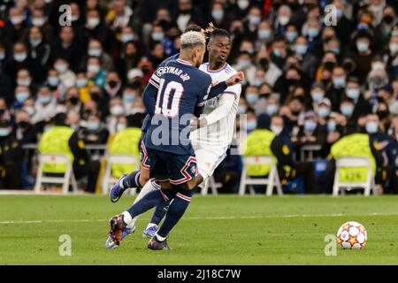 Madrid, Spagna - Marzo 09: Neymar Junior di Parigi Saint Germain (L) insegue Eduardo Camavinga del Real Madrid CF (R) durante la UEFA Champions League Rou Foto Stock