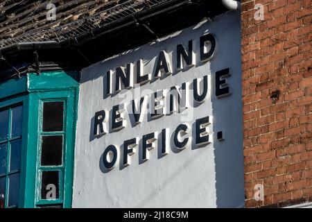Horsham, febbraio 25th 2022: Inland Revenue Office segno su un edificio Foto Stock