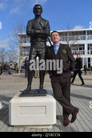 Leggenda del racing l'ex jockey Tony McCoy si è levato in piedi con la sua statua. Terzo giorno al Cheltenham Racecourse Gold Cup Festival St Patrick's Day Pictures b Foto Stock