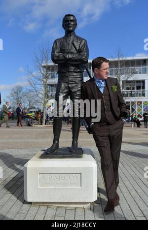 Leggenda del racing l'ex jockey Tony McCoy si è levato in piedi con la sua statua. Terzo giorno al Cheltenham Racecourse Gold Cup Festival St Patrick's Day Pictures b Foto Stock