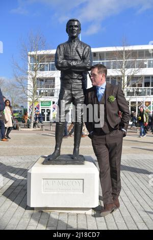 Leggenda del racing l'ex jockey Tony McCoy si è levato in piedi con la sua statua. Terzo giorno al Cheltenham Racecourse Gold Cup Festival St Patrick's Day Pictures b Foto Stock