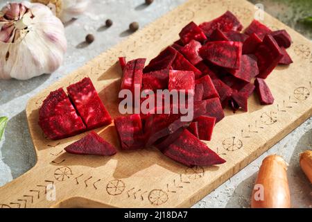 Preparazione di kvass di barbabietole fermentate da barbabietole, cipolle, aglio e spezie a fette Foto Stock