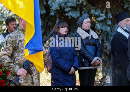 Uzhhorod, Ucraina - 22 marzo 2022 - le donne presenziano al funerale militare del serviceone della Marina Ucraina Shandor Kish, morto a Ochakiv, nella regione di Mykolaiv, il 24 febbraio, il primo giorno dell'invasione russa, alla collina di Gloria, Uzhhorod, nella regione di Zakarpattia, nell'Ucraina occidentale. Foto di Serhii Hudak/Ukrinform/ABACAPRESS.COM Foto Stock