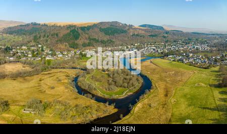 Vista aerea dal drone del villaggio di Callander sul fiume Teith nel Loch Lomond e Trossachs National Park nel Perthshire in Scozia, Regno Unito. Foto Stock