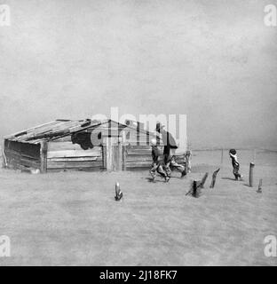 Contadini e figli che camminano di fronte a una tempesta di polvere. Contea di Cimarron, Oklahoma di Arthur Rothstein (1915-1985), 1936 Foto Stock