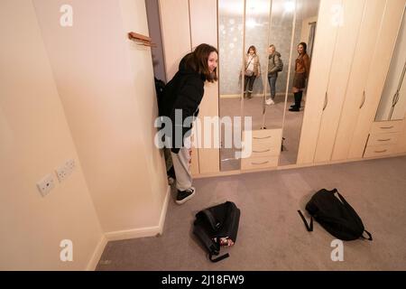 RITRASMESSO CON L'ORTOGRAFIA CORRETTA DI ARRAND PLATINGS Kamila Starkova, 11, guarda intorno alla camera da letto della sua nuova casa a Caldecote vicino Cambridge. La famiglia di dieci che ha un'età compresa tra Alikhan, di 10 anni, e la bisnonna Ludmila, di 90 anni, fuggì da Kharkiv in Ucraina dopo l'invasione russa, iniziando i loro viaggi il 1 marzo. Sono stati aiutati da Rend platings a trovare una nuova casa nel Regno Unito per loro e i loro due cani Mikki e Florie. Data foto: Martedì 22 marzo 2022. Foto Stock