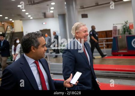 Washington, Stati Uniti d'America. 23rd Mar 2022. Il senatore degli Stati Uniti Lindsey Graham (repubblicano della Carolina del Sud) parla con un giornalista mentre cammina attraverso la metropolitana del Senato al Campidoglio degli Stati Uniti durante un voto a Washington, DC, mercoledì 23 marzo 2022. Credit: Rod Lammey/CNP/Sipa USA Credit: Sipa USA/Alamy Live News Foto Stock