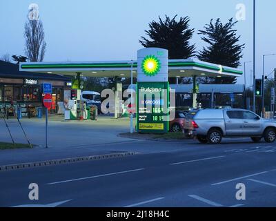 Sheerness, Kent, Regno Unito. 23rd Mar 2022. Prezzi del gasolio benzina. Nessun cambiamento ai prezzi del carburante presso il distributore di benzina Sheerness a Sheerness o il garage BP nella vicina Queenborough, entrambi sull'isola di Sheppey dopo il 6pm di oggi. Entrambi mostravano lo stesso prezzo prima e dopo il 6pm di oggi - alcuni rivenditori (supermercati) si aspettavano di tagliare il prezzo del carburante a 6pm. [BP Garage mostra il prezzo del segno dopo il 6pm come foto scattate questo pomeriggio]. Credit: James Bell/Alamy Live News Foto Stock