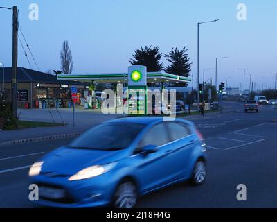 Sheerness, Kent, Regno Unito. 23rd Mar 2022. Prezzi del gasolio benzina. Nessun cambiamento ai prezzi del carburante presso il distributore di benzina Sheerness a Sheerness o il garage BP nella vicina Queenborough, entrambi sull'isola di Sheppey dopo il 6pm di oggi. Entrambi mostravano lo stesso prezzo prima e dopo il 6pm di oggi - alcuni rivenditori (supermercati) si aspettavano di tagliare il prezzo del carburante a 6pm. [BP Garage mostra il prezzo del segno dopo il 6pm come foto scattate questo pomeriggio]. Credit: James Bell/Alamy Live News Foto Stock