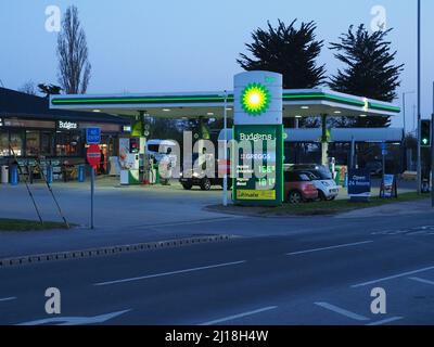 Sheerness, Kent, Regno Unito. 23rd Mar 2022. Prezzi del gasolio benzina. Nessun cambiamento ai prezzi del carburante presso il distributore di benzina Sheerness a Sheerness o il garage BP nella vicina Queenborough, entrambi sull'isola di Sheppey dopo il 6pm di oggi. Entrambi mostravano lo stesso prezzo prima e dopo il 6pm di oggi - alcuni rivenditori (supermercati) si aspettavano di tagliare il prezzo del carburante a 6pm. [BP Garage mostra il prezzo del segno dopo il 6pm come foto scattate questo pomeriggio]. Credit: James Bell/Alamy Live News Foto Stock