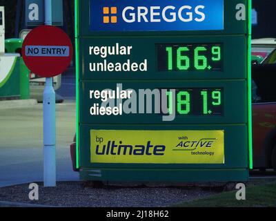 Sheerness, Kent, Regno Unito. 23rd Mar 2022. Prezzi del gasolio benzina. Nessun cambiamento ai prezzi del carburante presso il distributore di benzina Sheerness a Sheerness o il garage BP nella vicina Queenborough, entrambi sull'isola di Sheppey dopo il 6pm di oggi. Entrambi mostravano lo stesso prezzo prima e dopo il 6pm di oggi - alcuni rivenditori (supermercati) si aspettavano di tagliare il prezzo del carburante a 6pm. [BP Garage mostra il prezzo del segno dopo il 6pm come foto scattate questo pomeriggio]. Credit: James Bell/Alamy Live News Foto Stock