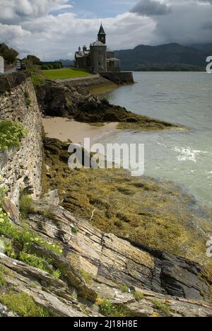 Uno scatto verticale del bellissimo castello sulla riva del lago in Galles, Regno Unito. Foto Stock