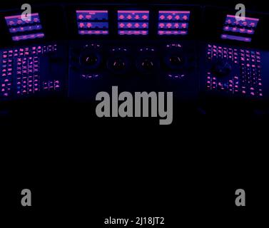 Computer con controller di editing video per l'editing a colori nella post-produzione video. Molti pulsanti pannello di controllo per telecine regolare il colore su film video digitale o Foto Stock