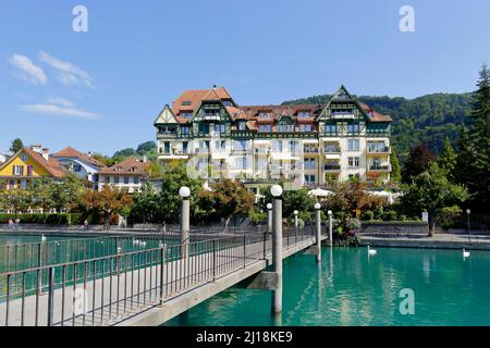 Thun, Svizzera - 08 settembre 2015: Ponte di Goettibachsteg lungo circa 40 metri, attraversato il fiume Aare porta alla bella costruzione Foto Stock