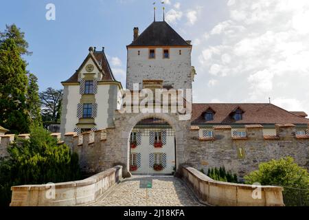 Oberhofen, Svizzera - 08 settembre 2015: Ingresso principale al castello di Oberhofen. Il castello risale alla storia del 13th secolo. Al giorno d'oggi il Foto Stock