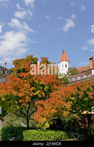 Thun, Svizzera - 08 settembre 2015: Torre medievale (ca 1330) della chiesa cittadina (Stadtkirche) situata sulla collina del castello e appartiene al c Foto Stock