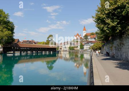 Thun, Svizzera - 08 settembre 2015: Fiume Aare e la città vecchia di Thun. Thun con una popolazione di circa 45.000 abitanti è una città situata in Foto Stock