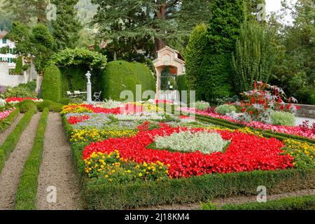 Oberhofen, Svizzera - 08 settembre 2015: Il magnifico giardino è l'orgoglio di questo meraviglioso e romantico castello di Oberhofen che risale ad hi Foto Stock
