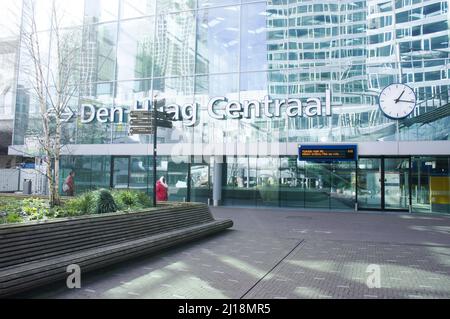 L'Aia, Paesi Bassi - 25 febbraio 2022: Ingresso principale della stazione centrale l'Aia con passeggeri Foto Stock