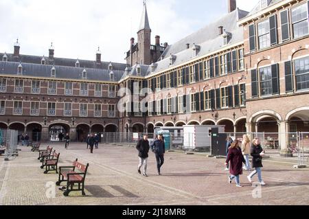 L'Aia, Paesi Bassi - 25 febbraio 2022: Lavori di costruzione a Binnenhof, casa del parlamento olandese con alcune persone Foto Stock