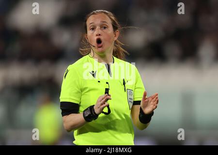 Torino, 23rd marzo 2022. L'arbitro Cheryl Foster of Wales reagisce durante la partita della UEFA Womens Champions League allo Juventus Stadium di Torino. Il credito d'immagine dovrebbe essere: Jonathan Moscrop / Sportimage Credit: Sportimage/Alamy Live News Foto Stock