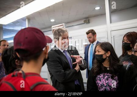 Washington, Vereinigte Staaten. 23rd Mar 2022. Il senatore degli Stati Uniti John Neely Kennedy (repubblicano della Louisiana) parla con un gruppo di visitatori della metropolitana del Senato al Campidoglio degli Stati Uniti durante un voto a Washington, DC, mercoledì 23 marzo 2022. Credit: Rod Lammey/CNP/dpa/Alamy Live News Foto Stock