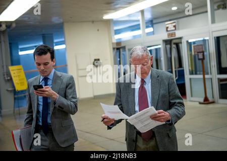 Washington, Vereinigte Staaten. 23rd Mar 2022. Il senatore degli Stati Uniti Jim Inhofe (repubblicano dell'Oklahoma) cammina attraverso la metropolitana del Senato al Campidoglio degli Stati Uniti durante un voto a Washington, DC, mercoledì 23 marzo 2022. Credit: Rod Lammey/CNP/dpa/Alamy Live News Foto Stock