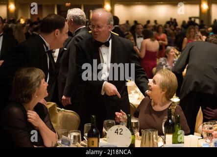 26 Aprile 2008 - Washington, DC - l'ex consigliere politico della Casa Bianca Karl Rove scrolla le mani con l'ex Segretario di Stato Madeleine Albright alla cena dell'Associazione dei Corrispondenti della Casa Bianca 2008. Photo Credit: Kristoffer Tripplaar/ Sipa Press Foto Stock