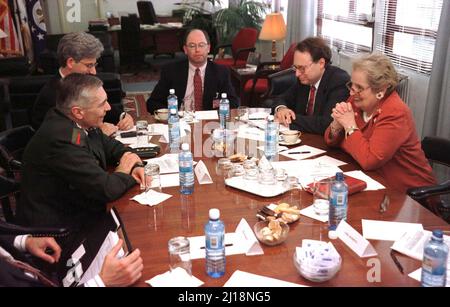 Incontro tra il generale dell'esercito degli Stati Uniti Wesley Clark, il comandante supremo alleato europeo (SACEUR), a sinistra, e Madeleine Albright, Segretario di Stato degli Stati Uniti, a destra, presso la sede dell'Organizzazione del Trattato Nord Atlantico (NATO) a Bruxelles, Belgio, il 8 giugno 1999 dopo l'incontro del G8 a Colonia, Germania. Credito: NATO via CNP Foto Stock