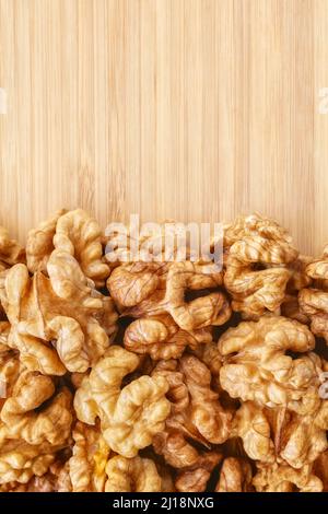 Immagine ravvicinata delle noci su sfondo di legno, messa a fuoco selettiva. Foto Stock