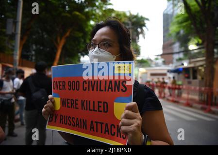 Bangkok, Tailandia. 23rd Mar 2022. Amnesty International Thailandia e attivisti insieme ALL'UCRAINA hanno organizzato un evento simbolico che invita il governo russo a fermare la violenza contro le persone e a dare vita ALLA PACE di fronte ALL'AMBASCIATA DELLA FEDERAZIONE RUSSA a Bangkok. (Credit Image: © Teera Noisakran/Pacific Press via ZUMA Press Wire) Credit: ZUMA Press, Inc./Alamy Live News Foto Stock