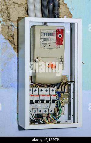 Ternopil, Ucraina 21 novembre 2021: Armadio elettrico con connettori fornisce elettricità nella casa, armadio elettrico con fusibili, un piccolo impianto elettrico Foto Stock