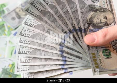 Mani che detengono 100 dollari bollette. Primo piano. Foto Stock