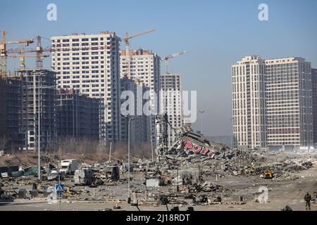 KIEV, UCRAINA - 23 MARZO 2022 - Un centro commerciale si trova in rovina dopo uno sciopero missilistico delle truppe russe nel distretto di Podilskyi, capitale Foto Stock