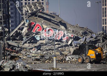 KIEV, UCRAINA - 23 MARZO 2022 - Un centro commerciale si trova in rovina dopo uno sciopero missilistico delle truppe russe nel distretto di Podilskyi, capitale Foto Stock