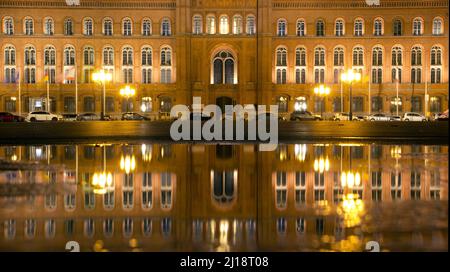 Berlino, Germania. 21st Feb 2022. Il Red City Hall si riflette in una pozzanghera. Credit: Hauke Schröder/dpa-Zentralbild/ZB/dpa/Alamy Live News Foto Stock