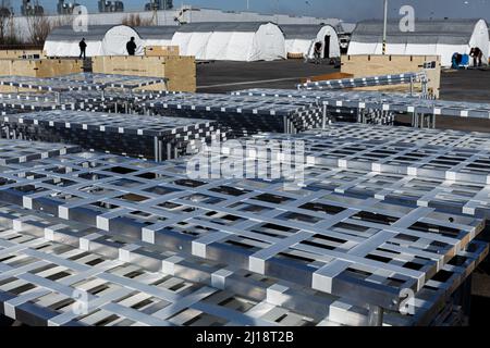 SOLOMONOVO, UCRAINA - 22 MARZO 2022 - a Solomo si sta allestendo un campo tenda per sfollati interni fuggiti dagli attacchi degli invasori russi Foto Stock