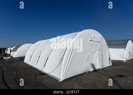 SOLOMONOVO, UCRAINA - 22 MARZO 2022 - a Solomo si sta allestendo un campo tenda per sfollati interni fuggiti dagli attacchi degli invasori russi Foto Stock