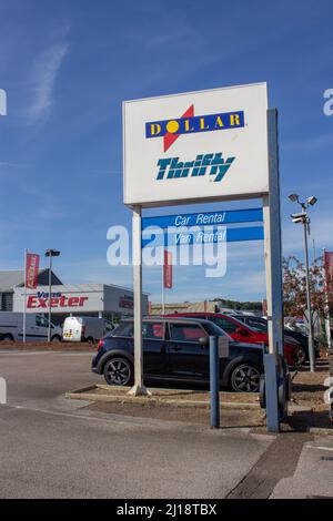 EXETER, DEVON, Regno Unito - 21 SETTEMBRE 2021 Thrifty Car and Van Rental car Company, Marsh Barton Road sulla proprietà commerciale Marsh Barton Foto Stock