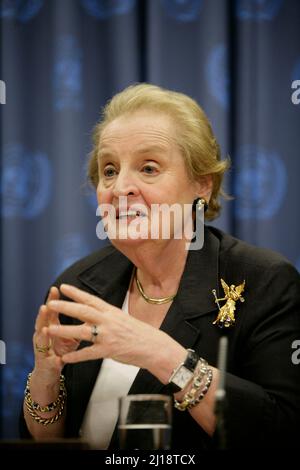 New York, NY, USA. 03rd giugno 2008. MADELEINE ALBRIGHT parla presso la sede delle Nazioni Unite per il lancio del rapporto della Commissione sull'empowerment legale dei poveri, intitolato 'fare la legge lavorare per tutti credito: Luiz Rampelotto/ZUMAPRESS.com/Alamy Live News Foto Stock