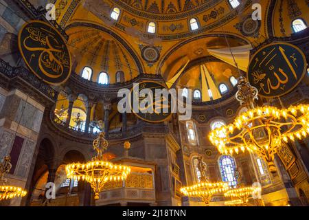Ayasofya o Hagia Sophia a Istanbul. Foto di sfondo Ramadan o islamica. Istanbul Turchia - 10.6.2021 Foto Stock