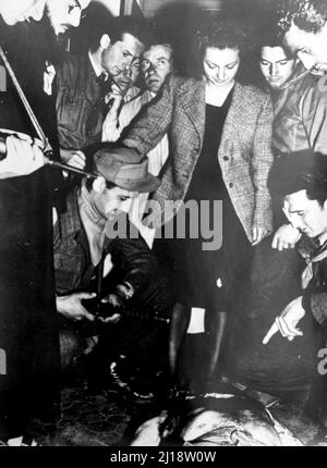 Fascismo - Duce Benito Mussolini - i fili di Starace, Pavolini, Claretta Petacci, Benito Mussolini e Nicola Bombacci, issati sulla pensione del distributore esso a Milano, in piazzale Loreto - 29 aprile 1945 Foto Stock