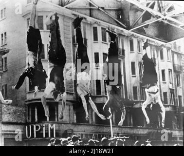 Fascismo - Duce Benito Mussolini - i fili di Starace, Pavolini, Claretta Petacci, Benito Mussolini e Nicola Bombacci, issati sulla pensione del distributore esso a Milano, in piazzale Loreto - 29 aprile 1945 Foto Stock