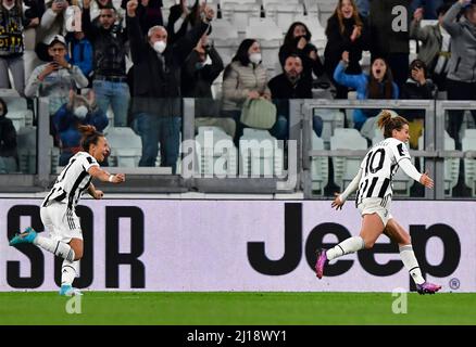 Torino, Italia. 23rd Mar 2022. Cristiana Girelli (10) della Juventus si equalizza per il 1-1- durante la partita della UEFA Women's Champions League tra Juventus e Olympique Lyon allo Juventus Stadium di Torino. (Photo Credit: Gonzales Photo/Alamy Live News Foto Stock