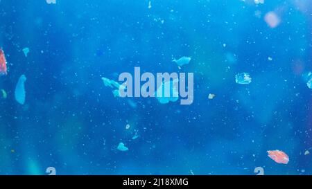 Microplastica sulla superficie dell'acqua inquinata. Concetto di riscaldamento globale e cambiamento climatico. Inquinamento plastico non riciclabile negli oceani. Foto Stock