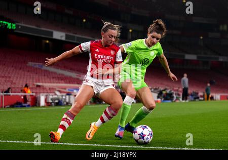 Katie McCabe dell'Arsenal (a sinistra) e Dominique Janssen di VfL Wolfsburg combattono per la palla durante la partita finale del quarto della UEFA Women's Champions League all'Emirates Stadium di Londra. Data foto: Mercoledì 23 marzo 2022. Foto Stock