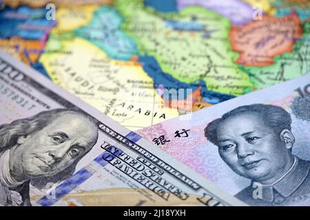 Yuan cinese e dollari americani sulla mappa dell'Arabia Saudita. Concetto di acquisto di petrolio, concorrenza economica tra Cina e Stati Uniti nei paesi del Golfo Persico Foto Stock